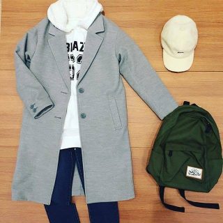 冬のアウター、お取り扱いスタートしています❤ 定番のチェスターコートはきれいめだけじゃなく、今年はカジュアルに着こなすのもオススメ👌❤