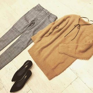 流行カラーのキャメルでふわふわ手触りのニットが入荷予定！✨　パンツもあったか素材でこれからの季節にぴったり😍