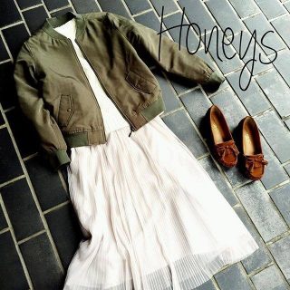 白ニットとチュールスカートの甘めスタイルにはカーキのブルゾンでカジュアルさをプラス❤✨