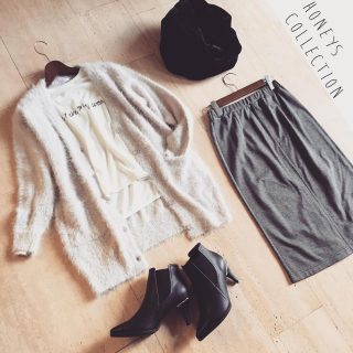 フワモコカーデとフェイクファーのスヌードで、あったかモノトーンコーデ😍❤