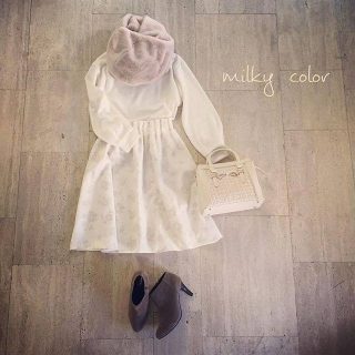 ミルキーカラーのワントーンでモテコーデ❤❤　ボリューミーなスヌードで小顔効果をねらっちゃおう👌