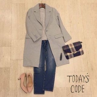 グレー×グレーの大人シンプルなスタイル❤ シンプルな合わせなコーデには小物で柄を取り入れて👌