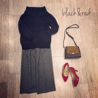 モノトーンコーデにヒョウ柄と赤の小物でかっこよく👠　トップスのニットはオフショルでも着られるので着まわし抜群👌