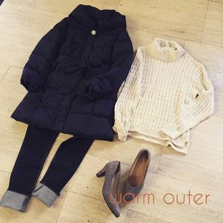 ロング丈のダウンコートはダウン50%で軽くてあったか❤ ビジューのブローチは取り外し可能なのでキレイめにもカジュアルにもgood🎵