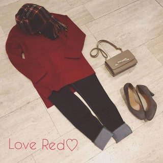 赤いニットが主役なコーデ💋　チュニック丈で嬉しい体型カバーも😍