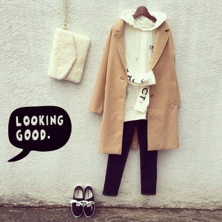 今年のパーカーにトレンドの袖ロゴのデザインが登場❤　スポーツMixなコーデにぴったりです😍