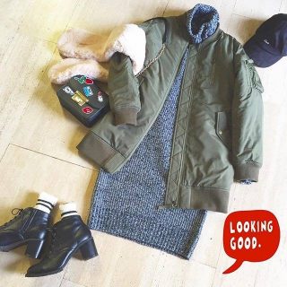 ジャケットはフードが取り外せてMA-1風に着こなせる😍　ニットワンピと合わせてカジュアルに❤