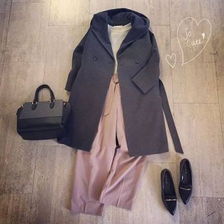 【MORE1月号掲載商品】こなれ感たっぷりなゆるシルエットのパンツに共布のベルトが上品な魅力をプラス❤ トップスインして着こなせば脚長効果も高まるので、アウターを羽織っても美スタイルに決まる😍