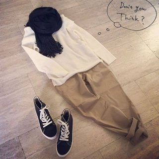 オフショルニットをチノパン合わせでボーイズMixコーデ👌 ふわふわストールなどの素材感で女の子らしさもプラスして✨