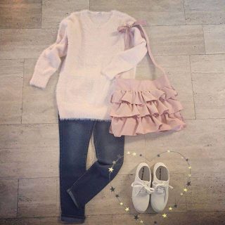 ピンクのアイテムはデニムとスニーカーでカジュアルに💕