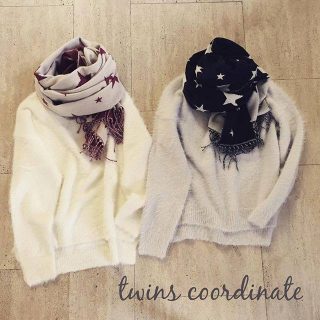 ふわふわニットと星柄ストールでクリスマス意識の双子コーデ😍 シンプルデザインだから、どんなボトムとも相性good👌