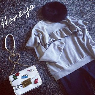 コートの中に合わせたい、フリルがかわいいトップス❤ デニムに合わせれば甘すぎないコーデになるから気負わず着られる👌