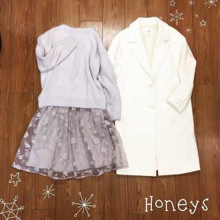 ふわふわニットとスカートのコーデは、グレーのワントーンで甘さ控えめに❤ 白いチェスターコートを羽織れば、クリスマスにもぴったりなお出かけコーデに🎄