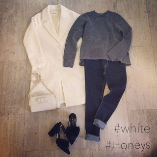 真っ白チェスターが主役のシンプルスタイル❤　Aラインのニットでコートを脱いでもかわいいスタイル👌