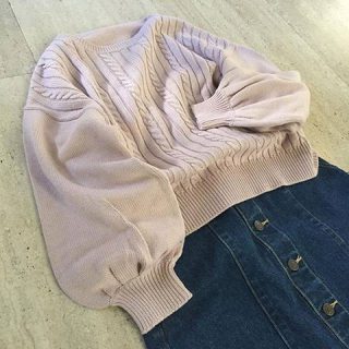 たぷんとした袖がかわいいケーブルニット❤ アイシーなピンクでコートの中から春にチェンジ🌸