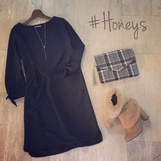 袖口がリボンになっているワンピース🎀 ファーブーツとクラッチBagを合わせてお出かけコーデに❤