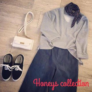 スカーフ付きのVネックトップスはシンプルにデニム合わせでコーディネート❤　スカーフのカラーに合わせて白小物で春マリンを意識したスタイルに😍