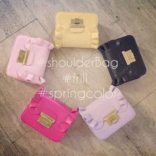 大人気コンパクトショルダーBagの新作の紹介です❤　フリルがかわいいデザイン👌　カラーは全5色展開🎀