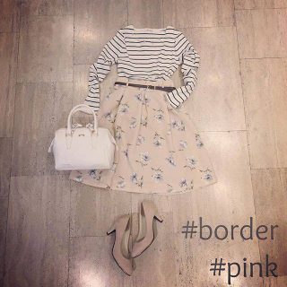 ボーダー×ピンクの春コーデ🌸花柄スカートのガーリーさをボーダートップスでカジュアルダウン❤柄物アイテムの組み合わせも色使いでバランス良く❤