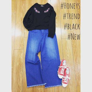 最近インスタでもタグ付けでポストが多い、人気の刺繍のトップスにクロが登場！😍 お花の刺繍もかっこいい印象に❤