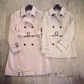 定番トレンチコートは普通丈と少し短めのハーフ丈の2タイプ❤ カラーも豊富に揃っているのでぜひチェックしてみて下さい😘