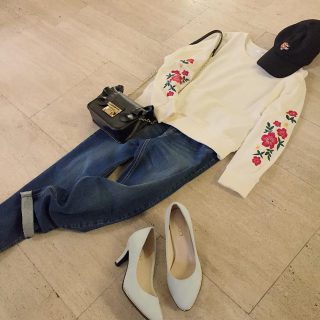 大人気の刺繍トップスにデニムテーパードを合わせたシンプルコーデ❤ フリルショルダーはクロを選べば甘さをおさえたスタイルに👌