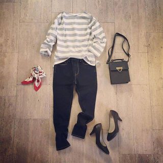 グレーボーダーとデニムのシンプルスタイル👌　モノトーンで合わせてかっこよくまとめつつも花柄スカーフをアクセントに華やかさをプラス❤