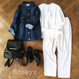 淡いベージュと白ニットの優しいペールカラーコーデ✨　Gジャンやクロ小物でクールさをプラス👌