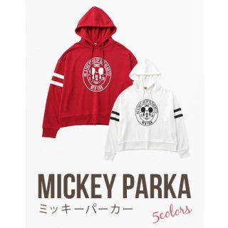 毎年好評のディズニーコラボアイテム♪　モノトーンのミッキーがオシャレなパーカーは、袖のライン使いでスポーティーな印象に。　すとんとしたボックスシルエットでラフに着こなせます。