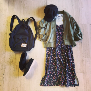 レースのインナー付きが嬉しい花柄ワンピースはブルゾン合わせでスポーツミックスするのがオススメ♡