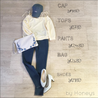 両肩にリボンがついたかわいいトップス♡今年は甘々な組み合わせにせず、スキニーやワイドパンツでかっこよさもプラスして♡