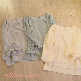 袖がリボンの形になっているトップス♡　裾も2重になっているので1枚で主役級のアイテムです♡カラー展開も花柄を含む全9色展開！　オフィススタイルにもカジュアルスタイルにも合わせられて着回し力も抜群♪