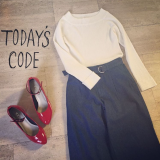 オフショルでも着れちゃうニットは袖口の折り返しデザインもポイント♡　デニム合わせのシンプルコーデに赤いパンプスでアクセント♡