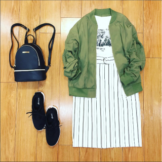 モノトーンにカーキをプラスした大人なストリートスタイル。　ブルゾンとスニーカーのスポーティさをタイトスカートでかっこよく♡