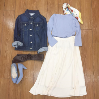 ヘアアレンジにスカーフを使ったり、サッシュベルトを合わせたり、シンプルコーデは小物で味付けをして自分らしさを♡