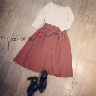 ピンクのスカートを主役にしたコーディネート♡デザインはシンプルなものを選んで色で勝負♡ひざ下丈なのでキレイめなスタイリングにもGood♡