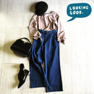 リボン使いのブラウスを黒小物とデニムでクールにコーディネート♡