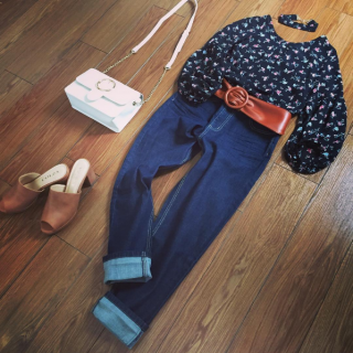 チョーカー付のレディなブラウスをデニムでカジュアルにコーディネート♡