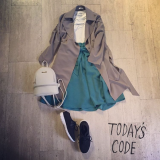 カーキのテロンチにグリーンのカラースカートを合わせたレディスタイル♡　スニーカーとリュックでカジュアルダウンするのもGood♡