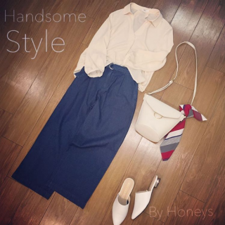 抜き衿で着るのが今年らしいブラウスはピンクをチョイスで優しい印象に♡　ボトムはデニムワイドを合わせてデニムだけどキレイめな印象に♡　白小物はスカーフで色を指してアクセントに♪