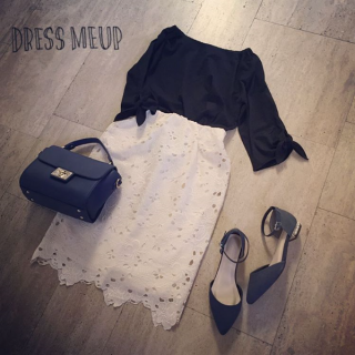 ブラウスで人気の袖口がリボンになっているトップスがTシャツ素材で登場♡　レースのタイトスカートを合わせてキレイめコーデに♡