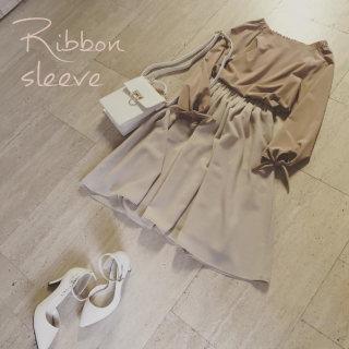 袖口がリボンになっているブラウスを使ったコーディネート♡　まずはスカート合わせのガーリースタイル♡　ベージュのワントーンに白小物で春らしさをプラス♡　フレアスカートとリボンで可愛らしさ増し増しなスタイリングに♡