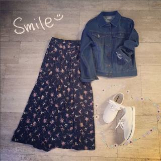 2/28発売のMORE4月号98,99ページにハニーズの春アウターを使ったコーディネートが掲載されています♡　写真のスタイリングはGジャンをトップスとして着ちゃうカジュアルスタイル♪　花柄とデニムの相性は抜群なのでスニーカーを合わせた大人カジュアルスタイルに♡