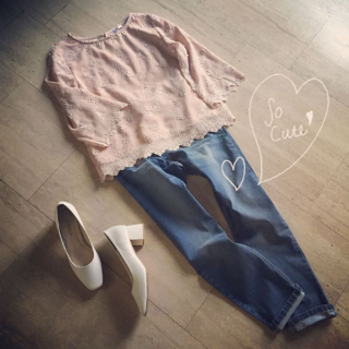 同色刺繍が可愛いトップス♡　トップスを主役にしたいからデニムと白パンプスでシンプルに♡