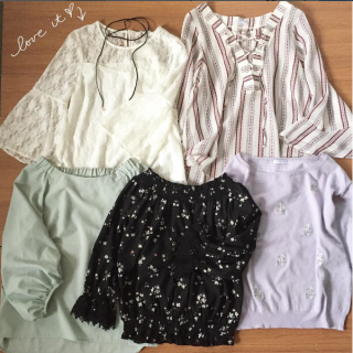 今年は袖にポイントがあるトップスがたくさん！いつものデニムに合わせるだけでトレンドコーデが出来上がるのでオススメです♡ハニーズにも色んなバージョンで登場です！