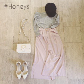 くすみピンクはスモーキーな配色でまとめて大人っぽく♡　ワイドパンツはスリット入りなのでシンプルなコーデも今年らしい着こなしに♡