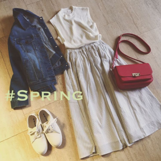 綿素材のフレアスカートをホワイトコーデで春スタイルに♡　Gジャンは肩に羽織ってもGood♡