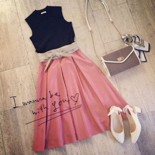 キレイ色フレアスカートはトップスを黒でしめて甘さ控えめスタイルに♡　トップスにセットになったスカーフはBagに合わせてコーディネートのアクセントに♡