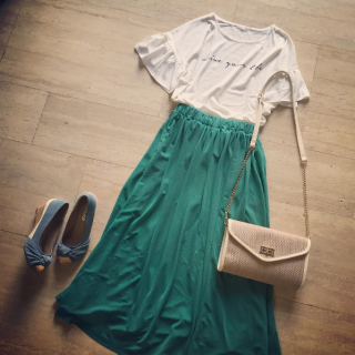やっぱりカラーボトムが気分♪ってことでグリーンのスカートを主役にしたシンプルスタイル♡
