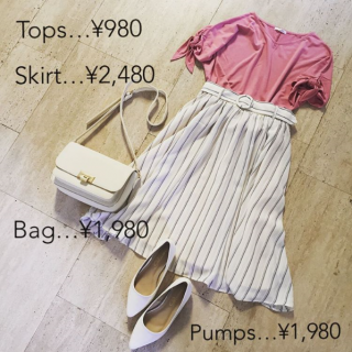 ピンクのトップスは¥980とプチプラなのになんと「UVカット&「吸水速乾」といううれしい機能付♡さらに袖がリボンになっているので1枚でサラッと着てもかわいく見えるのがうれしい♡